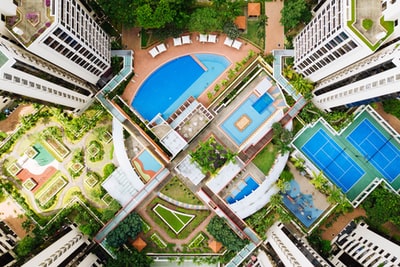 带游泳池和网球场的建筑物鸟瞰照片